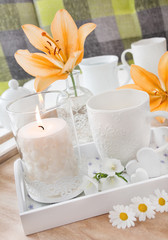 Dekoration - gedeckter Tisch mit Kerze und Blumen