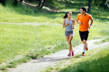 Beau couple jogging dans la nature