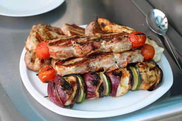 Gegrilltes Fleisch und gegrillte Fleischspieße mit Gemüse