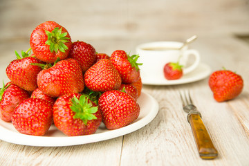Ripe strawberry fruits on a white plate