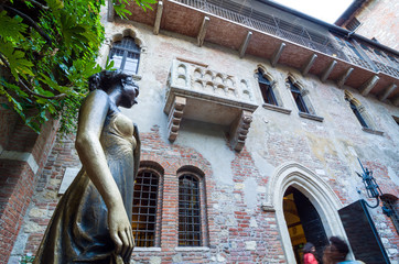 Statue of Juliet, with balcony in the background. Verona, Italy. - 113961094