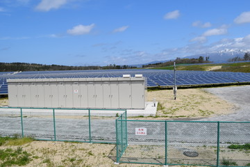 大量の太陽光発電 ／ 山形県の山間部で、大量に設置された太陽光発電用ソーラーパネルを撮影した写真です。

