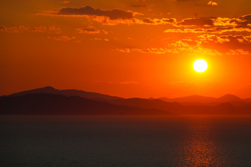 Fototapeta na wymiar Amazing bright sunset at sea