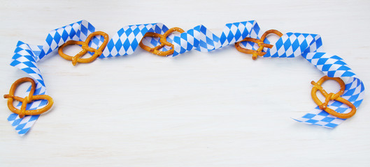 fair, Oktoberfest, Volksfest, Copyspace, Brezeln, weiß-blaues Band