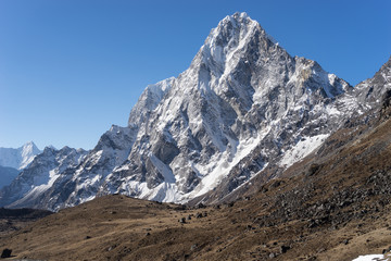 Obraz premium Cholatse mountain peak in the morning
