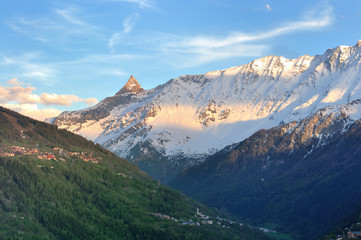 Fototapeta na wymiar pic et massif montagneux - l'Aliet et Dôme des Pichères - Savoie