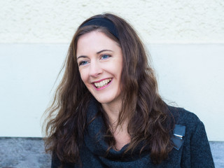 Portrait einer lachenden attraktiven jungen Frau
