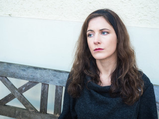 Portrait einer jungen traurigen Frau
