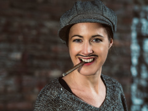 Portrait einer jungen Frau, die als Mann verkleidet ist