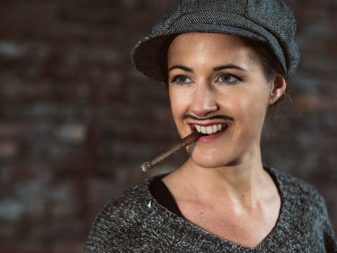 Portrait einer jungen Frau, die als Mann verkleidet ist