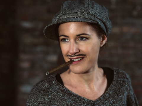 Portrait einer jungen Frau, die als Mann verkleidet ist