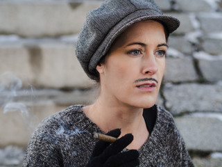 Retro Portrait einer Frau, die als Mann verkleidet ist und eine