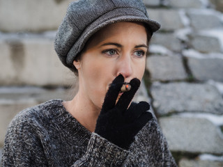 Retro Portrait einer Frau, die als Mann verkleidet ist und eine