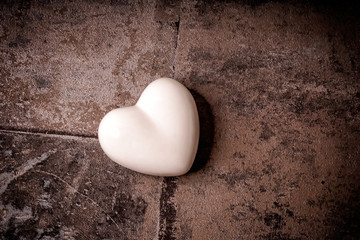 Weißes Herz auf Steinuntergrund
