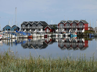 Fototapeta na wymiar Ferienhäuser im Yachthafen von Grenaa in Dänemark