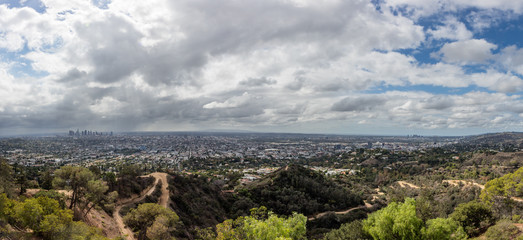 Fototapeta premium Los Angeles skyline in San Fernando Valley