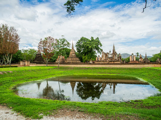 Obraz premium Mahathat Temple, an ancient temple in Sukhothai Historical Park, Sukhothai, Thailand. 