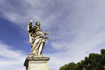 Fototapeta premium Statua di un angelo su ponte sant'angelo a Roma