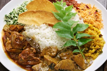 Zelfklevend Fotobehang sri lankaanse rijst en curry gerecht © uckyo