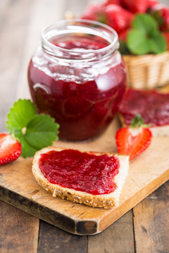 Strawberry jam on the bread 