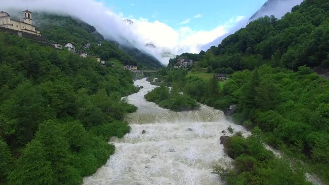 Inondazione torrente - Fiume in piena - Forza dall'acqua