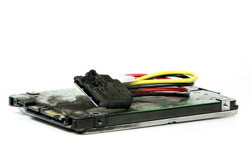 verschmorte Festplatte isoliert auf weißem Hintergrund