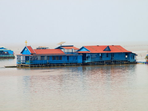 Katholische Kirche im schwimmenden Dorf im Tonle Sap See (Kambodscha)