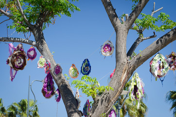 ярко необычно украшенные свадебные деревья 