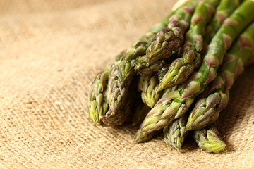 Asparagus hessian / A bunch of fresh organic asparagus on a hessian background