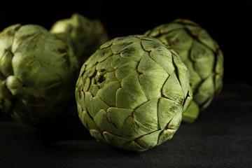 Obraz premium Artichokes on wooden table