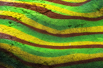 бетонная стена окрашенная в волнистые линии