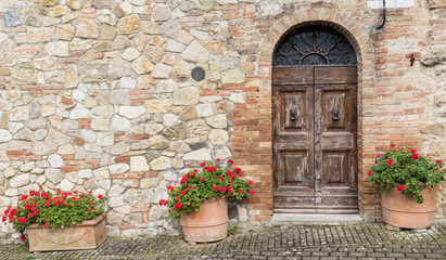 Fototapeta na wymiar Haustür in einem alten Gebäude in der Toskana