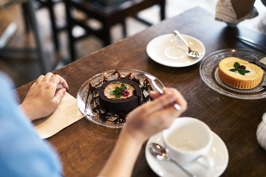 カフェでスイーツを食べる女性