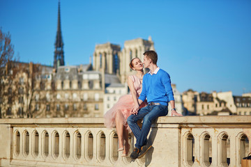 Fototapeta premium Romantic couple in Paris, France