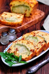 Snack cake with sun-dried tomatoes, broccoli and cheese