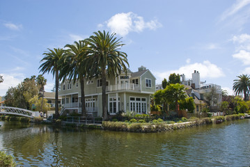 Fototapeta premium Haus mit Palmen an den Venice Canals in Los Angeles, Kalifornien