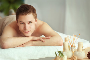 Obraz na płótnie Canvas Man relaxing in spa salon