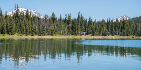 Fototapeta na wymiar Elk Lake in the central Oregon Cascade Range