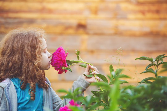 Girl smelling a bouquet of daisies, photo in the profile.