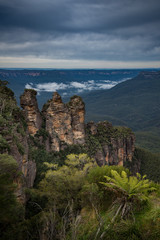 Fototapeta na wymiar Three sister rock the spectacular landscape of Blue mountains, Australia.