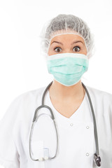 femme medecin avec son masque et son stéthoscope