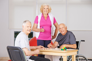 Obraz premium Senioren spielen Bingo im Pflegeheim