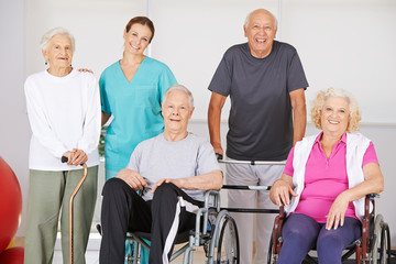 Gruppe Senioren im Pflegeheim bei Physiotherapie