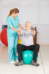 Senior macht Krankengymnastik in Physiotherapie