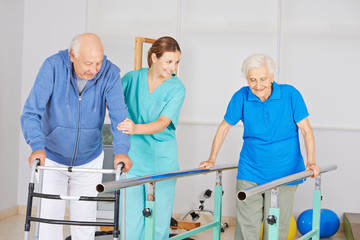 Physiotherapie mit Senioren auf Laufband