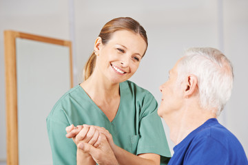 Krankenschwester bei Pflege eines alten Mannes