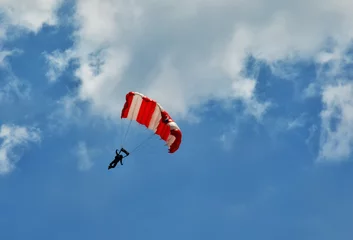 Tuinposter yamaç paraşütü ile gökyüzünde © ismailyurtozveri