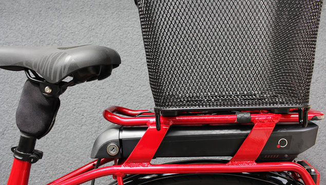 Fototapeta Gepäckträger vom Elektro Rad