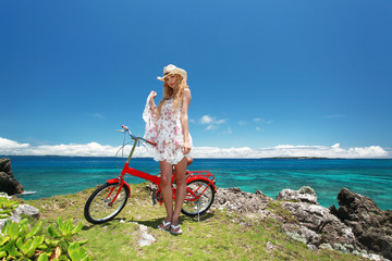 Obraz na płótnie Canvas 南国沖縄の美しいビーチで寛ぐ女性