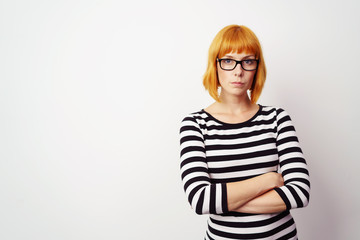 Fototapeta premium selbstbewusste junge frau mit verschränkten armen und ernstem blick